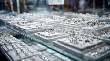 女子急忙离开时忘记了贵重饰品,工作人员不惜40分钟找回了失物