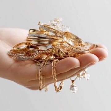 女子急忙离开时忘记了贵重饰品，工作人员不惜40分钟找回了失物