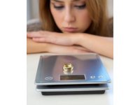 女子急忙离开时忘记了贵重饰品，工作人员不惜40分钟找回了失物