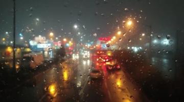 郑州多趟列车及航班停运受暴雨影响严重