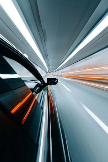 高铁商务车厢惊现违规吸烟，男子嚣张行为被严厉处罚