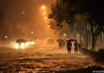 昆明多地列车因暴雨晚点，往返成都等方向受影响严重