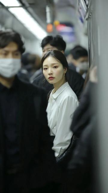 铁路上突发“生理危机”女子月经弄脏卧铺被要求赔偿180元引热议