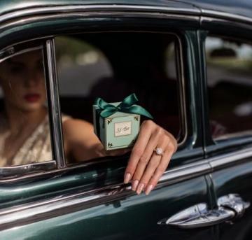 婚戒误落动车座椅，美女列车长神速找回，暖心服务感动全站