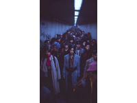 K361次列车凌晨抵达陇县站三个车厢瞬间清空旅客涌向社火游演现场