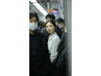 铁路上突发“生理危机”女子月经弄脏卧铺被要求赔偿180元引热议