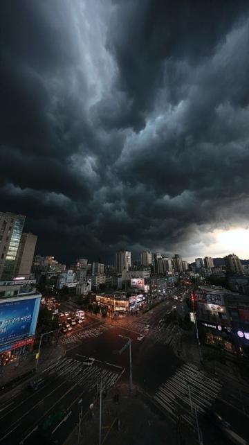 北京西站暴雨致列车晚点严重 旅客大量滞留