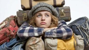 泪目！四川南充，女子一个人扛着4个背包和1个行李箱来到高铁站准备返校