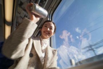 吉林通化女生高铁返程看到家人挥手致意泪如雨下