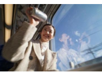 吉林通化女生高铁返程看到家人挥手致意泪如雨下