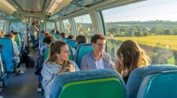 高铁上的温馨旋律:共度佳节旅途