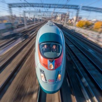 高铁上的温馨旋律:共度佳节旅途