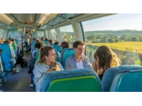 高铁上的温馨旋律：共度佳节旅途