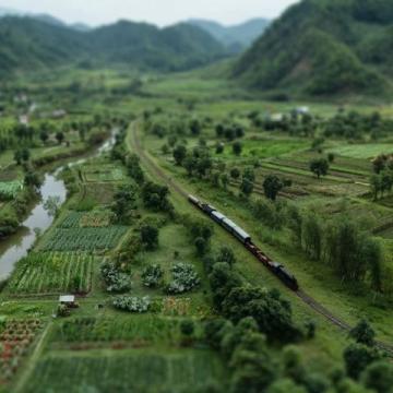 陕西深山里的时光漫游：秦岭小火车的温馨日常