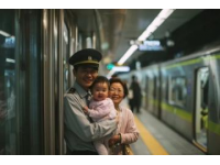 铁路部门暖心服务：列车员公主抱助行动不便旅客安全返乡全程记