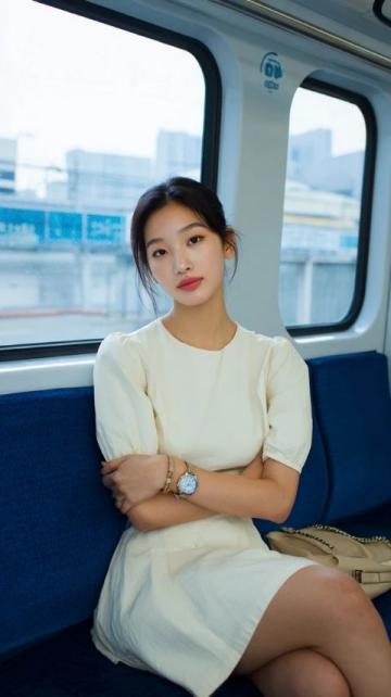 全网热议！女子花15元买列车餐车座位休息，全车唯独她掏钱，乘务员无奈含泪退款