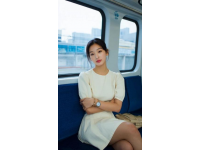 全网热议！女子花15元买列车餐车座位休息，全车唯独她掏钱，乘务员无奈含泪退款