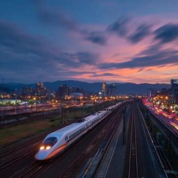 五一假期出行攻略:夜间高铁如何助你避开人潮,实现错峰旅行?