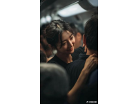 列车座位纠纷：女子坚持规则，情侣急切求和，公共礼仪教训。