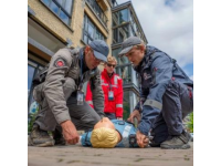 列车突发事件：工作人员专业急救，及时救助晕倒旅客脱险，彰显职业担当
