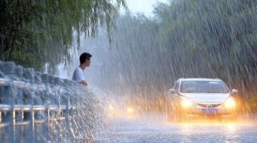 强降雨致高压线塔倾倒，多趟途经阜阳的列车折返或停运，官方故障已处置完毕