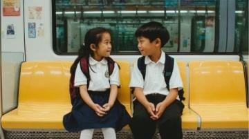 火车上孩子吵闹怎么办?教你3招,让亲子旅途轻松又幸福!