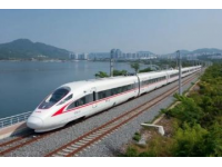 一位年轻女孩搭乘高铁，从如皋前往太仓