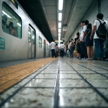 常德站列车停运最新通告：线路事故影响，旅客如何调整出行计划？