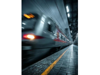高铁断电滞留隧道，乘客在黑暗与闷热中度过近四小时。