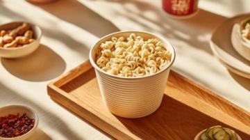 旅客在火车上肚子饿了，准备泡面却遇到了意想不到的情况