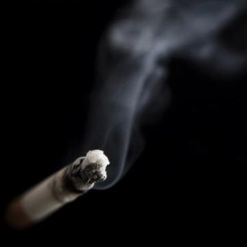 你认为应该禁止高铁站台吸烟吗我认为应该，坐高铁的朋友，大概率都遇过这事排