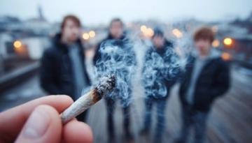 大家觉得高铁站台上抽烟该禁止吗一支烟,铁路员工站台公然抽烟