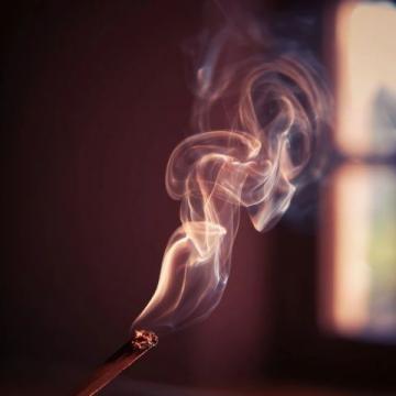 列车员吸烟事件：规章制度与人性关怀的平衡点在哪里？