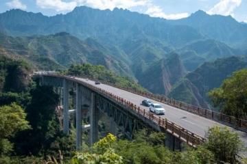 西渝高铁重难点攻坚：重庆实现不停运更换桥墩的“手术式”工程壮举