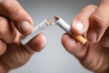 大家觉得高铁站台上抽烟该禁止吗一支烟,铁路员工站台公然抽烟