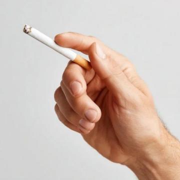 大家觉得高铁站台上抽烟该禁止吗一支烟，铁路员工站台公然抽烟