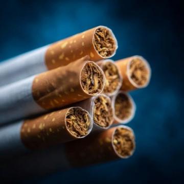 列车员吸烟事件:规章制度与人性关怀的平衡点在哪里?