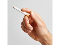 大家觉得高铁站台上抽烟该禁止吗一支烟，铁路员工站台公然抽烟