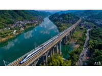 武汉光谷空轨正式开通：国内首条空中悬挂列车，定义未来城市观光新体验