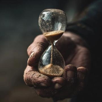 岁月流转的智慧:中年人如何接纳变局,拥抱精彩的人生下半场?