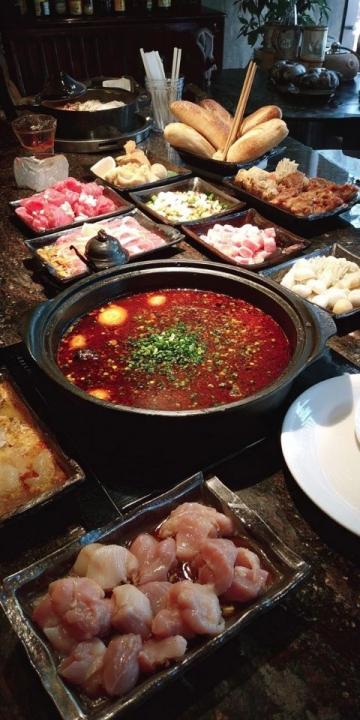 火车自助餐攻略:沈阳局推出东北风味大餐,早餐25元,午晚餐35元。