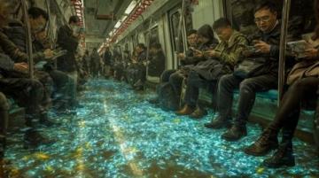 地铁车厢灯光昏黄，那列车像个不知疲倦的巨兽在城市地下穿梭,在拥挤的人流当中