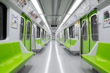 乘坐的绿皮火车要在站台停靠30多分钟,车上一些乘客都去站台上透透气