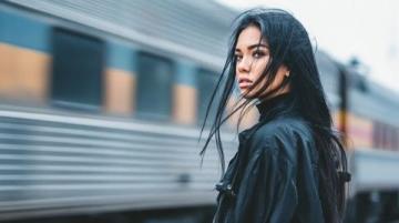 高铁惊魂:母亲下车扔垃圾,差点与女儿失散的惊险经历。