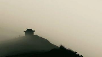 随着列车驶离兰州西站,窗外的黄土高原正由沟壑纵横逐渐过渡为一望无际的平原。