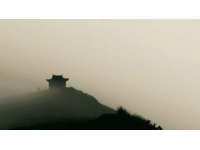 随着列车驶离兰州西站，窗外的黄土高原正由沟壑纵横逐渐过渡为一望无际的平原。