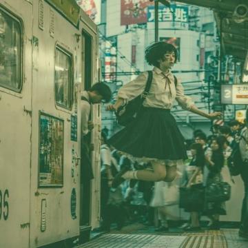 火车卧铺的相遇:一位母亲身上,藏着怎样的不易与坚强?