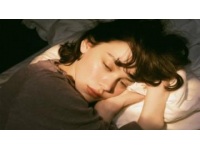 列车颠簸间，陆沉艰难吞下最后一颗安眠药