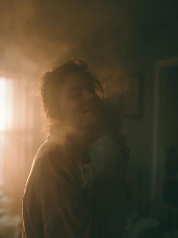 母爱奇迹：印度火车铁轨生死救援，见证非凡母性力量