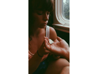 有次坐火车，找到了我的卧铺，却看见上面躺了一个漂亮少妇,我攥着车票凑过去